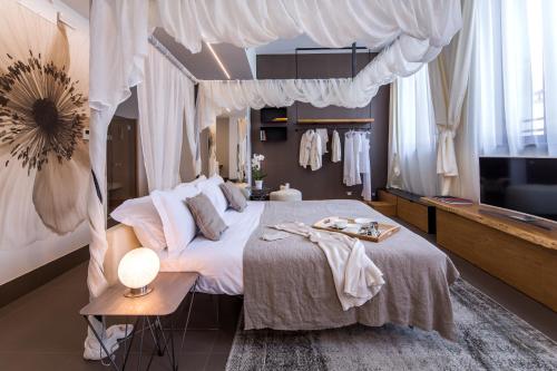 1 king bed, 1 twin bed