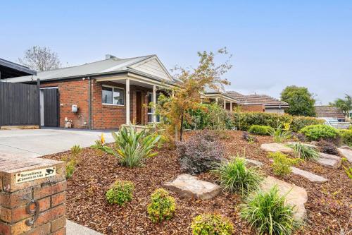 Private Retreat with Spacious Alfresco and Parking in 利利代爾