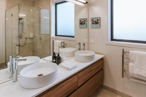 Te Moana - Stunning Lake Views - Fire - Sleeps 7