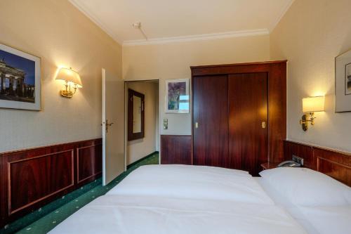 Standard Double Room with Lake View image 5
