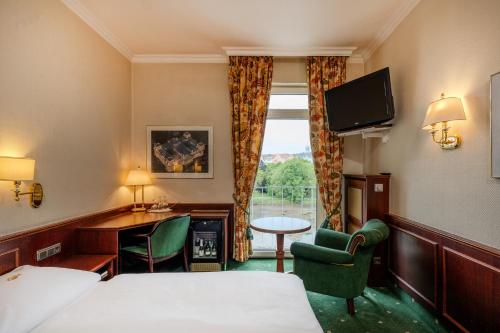 Standard Double Room with Lake View image 6