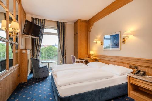 Standard Double Room with Lake View image 2