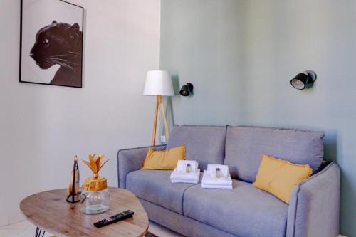 LA PANTHERE studio design central et calme, idéal pour un séjour en couple ou congrès