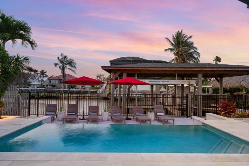 New Listing! Canal Dreaming - Salt Pool - Water View with Dock - image 5