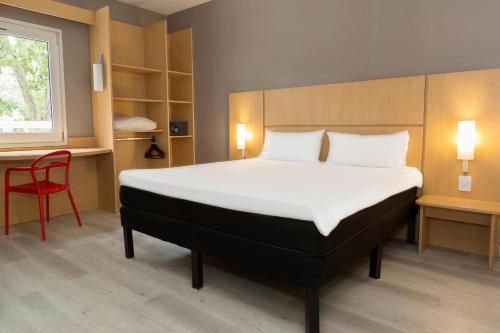 Standard Double Room image 9