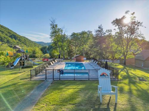 Charming Cabin with Parking in Pigeon Forge, USA