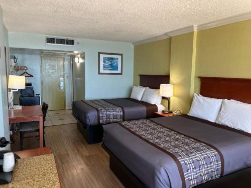Standard Room w/ Two Queen Beds Non-Smoking Oceanfront image 7