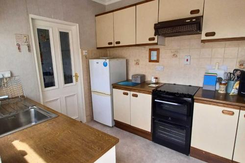 Konyha, Abbeyfeale Home - Sleeps 6 - Convenient Location in Abbeyfeale