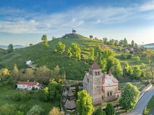 Cerveny Stylovy Apartman 3 km od Male Skaly in Koberovy