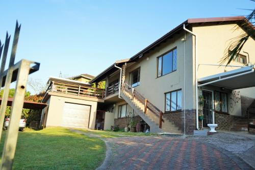 . Breeze & Bliss Beach House 300m Walk to the Beach!