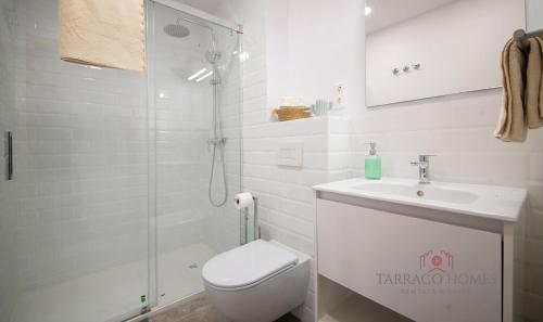 Two-Bedroom Deluxe Apartment with Balcony image 9