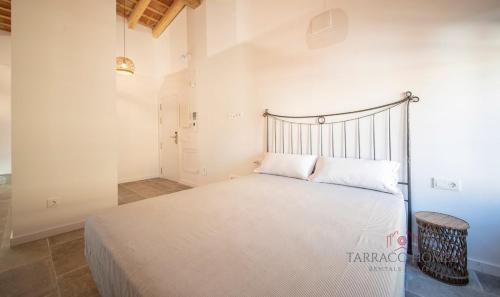 Two-Bedroom Deluxe Apartment with Balcony image 4