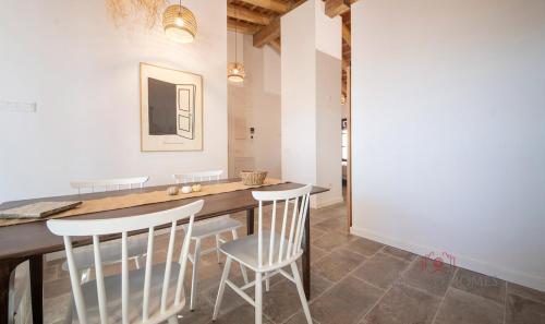 Two-Bedroom Deluxe Apartment with Balcony image 5