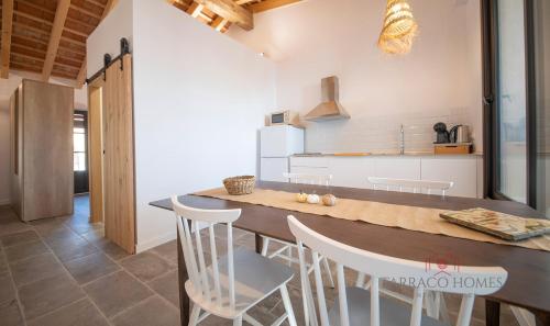 Two-Bedroom Deluxe Apartment with Balcony image 1