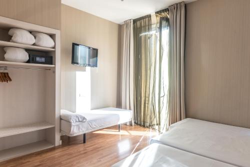 Hostal BCN Ramblas - image 8