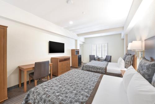 Anaheim Desert Inn & Suites – Anaheim, CA
