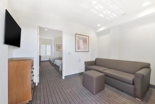 Anaheim Desert Inn & Suites – Anaheim, CA