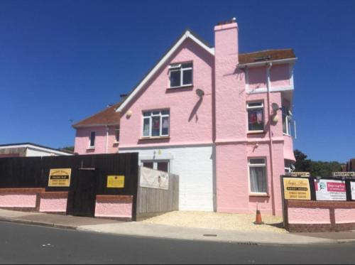 Paignton seafront Apartment with Private Garden ,FREE Private Car Space FREE WIFI ,No kitchen but Fr