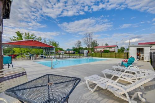 1 Mi to Mark Twain Lake: Cabin w/ Community Pool in Monroe City (MO)