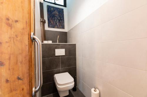 One-Bedroom Apartment image 9