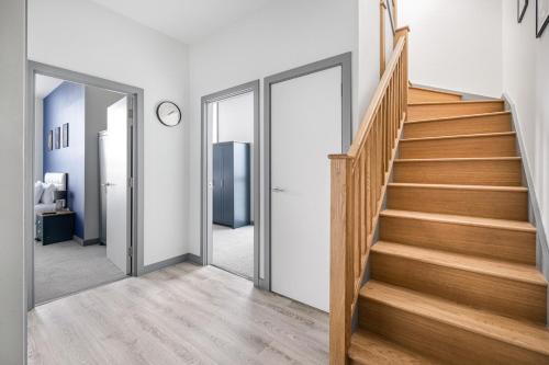 Skyline Views 3BR Duplex Penthouse with Balcony - Brand New, Birmingham (Foto 6)