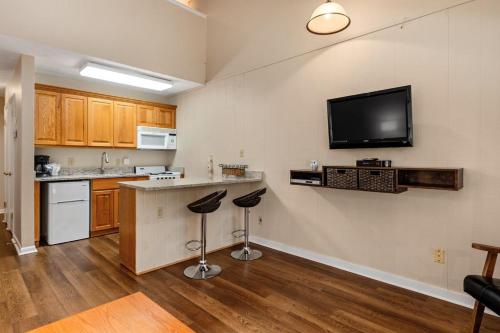 Timbers Lodge 58 with Wintergreen Advantage in Wintergreen, USA