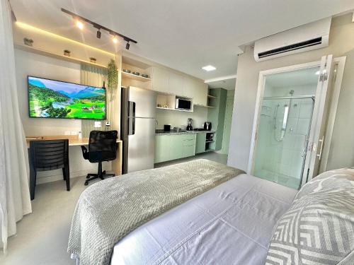 Studio reformado decorado Campo Belo UH 104, São Paulo