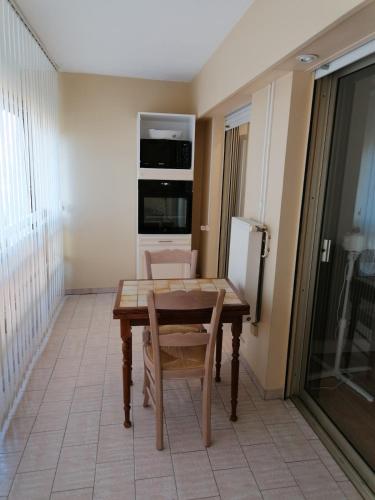 Oprema, air-conditioned apartment with pool plus beach shuttle in Notre Dame des Vignerons