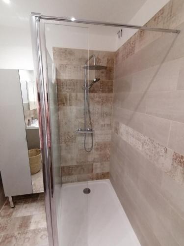 Tuš, air-conditioned apartment with pool plus beach shuttle in Notre Dame des Vignerons