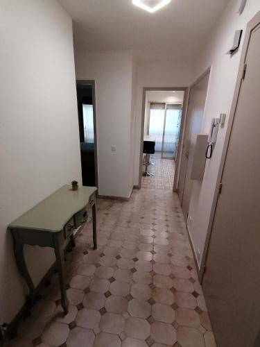 vhod, air-conditioned apartment with pool plus beach shuttle in Notre Dame des Vignerons
