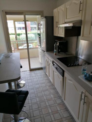 kuhinja, air-conditioned apartment with pool plus beach shuttle in Notre Dame des Vignerons