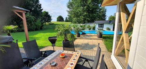 Fewo Traum, 4-Sterne FeWo's mit Pool und Whirlpool, Grillecke und neuem gemütlichen Pavillon im Garten, am Achterwasser mit Badestrand, wenige Autominuten bis zur Ostsee, Überweisung oder Bar akzeptiert in Neppermin, Deutschland