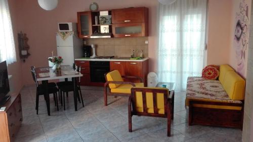 Apartment on 4th floor with a huge balcony! 10 min away from Metro! in 新海灘區