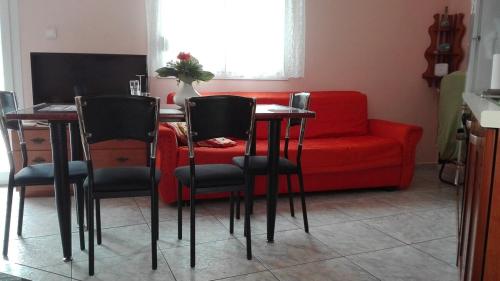 Apartment on 4th floor with a huge balcony! 10 min away from Metro! in 新海灘區