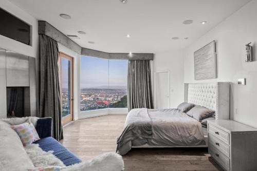 Hollywood Hills Modern Sanctuary–Jaw Dropping View