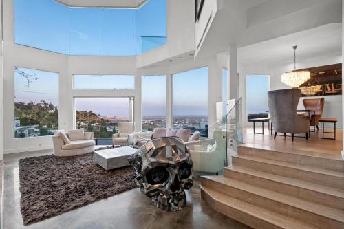 Hollywood Hills Modern Sanctuary–Jaw Dropping View