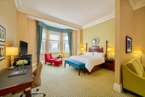 Deluxe View 1 King Open Concept with Sitting Area, Views of Parliament and Canal