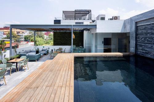 Swimming pool, Vuestro Mexico City in Major Tower-Pink zone