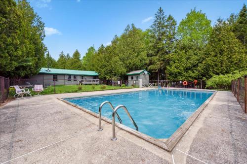Whisk You Away Pool 4-Season 35min to Grotto in Pike Bay (ON)