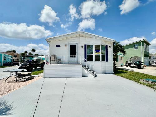 2b2ba beach house located across the street from the beach on beautiful Nettles Island in Hutchinson Island (FL)