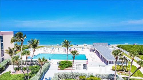 2b2ba beach house located across the street from the beach on beautiful Nettles Island in Hutchinson Island (FL)