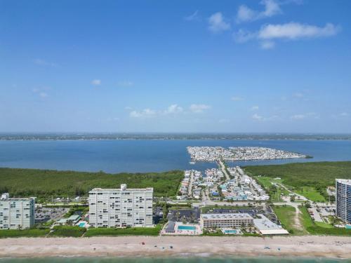 2b2ba beach house located across the street from the beach on beautiful Nettles Island in Hutchinson Island (FL)