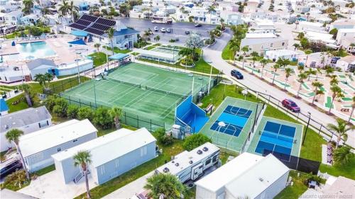 2b2ba beach house located across the street from the beach on beautiful Nettles Island in Hutchinson Island (FL)