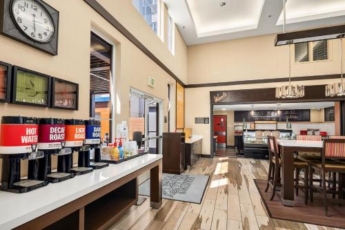 Hampton Inn & Suites Seattle North/Lynnwood - image 8