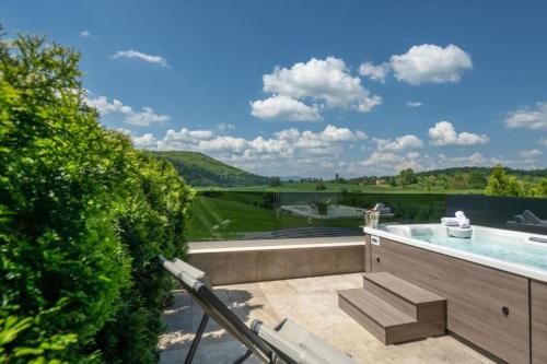 شرفة/ تراس, Apartment and Rooms Resort Stribor in Bosiljevo