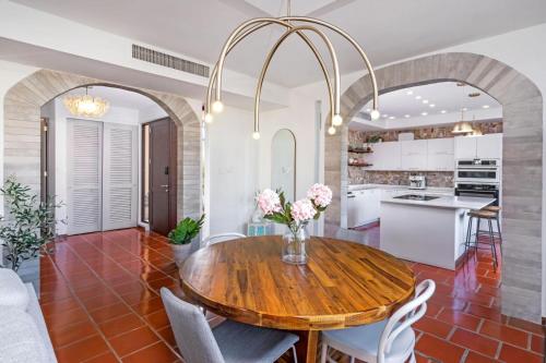 Villa Gem Tropical Charm Prime Location in เบกา อัลตา