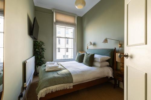 Bladud Buildings - Designer 2-Bed Apartment in Bath - Walk Everywhere, Bath (photo 4)