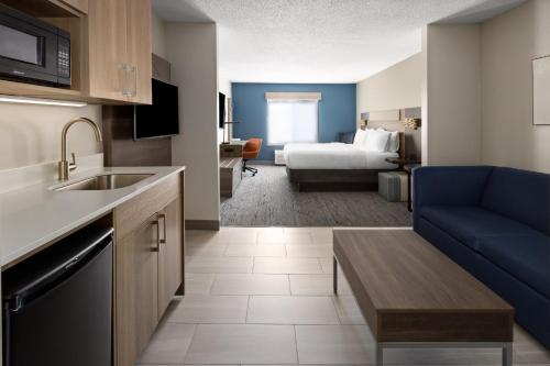 Holiday Inn Express and Suites Meriden an IHG Hotel - image 14