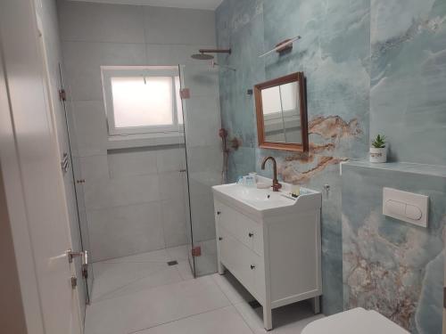 Bathroom, החן בירוק in Tiberias