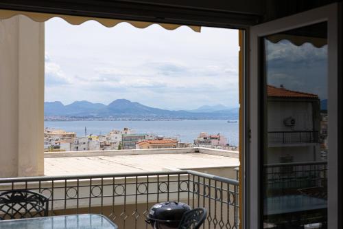Loutraki Seaview Apt - 2BR, Terrace & BBQ I Beach in Loutraki